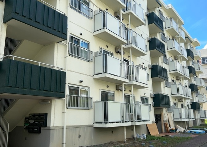 ＲＣ造、Reinforced　Concreteは直訳すると補強されたコンクリートです。主に柱や梁・床・壁が鉄筋とコンクリートで構成おり、鉄筋を組んだ型枠にコンクリートを流し込んで固めたものを指します。