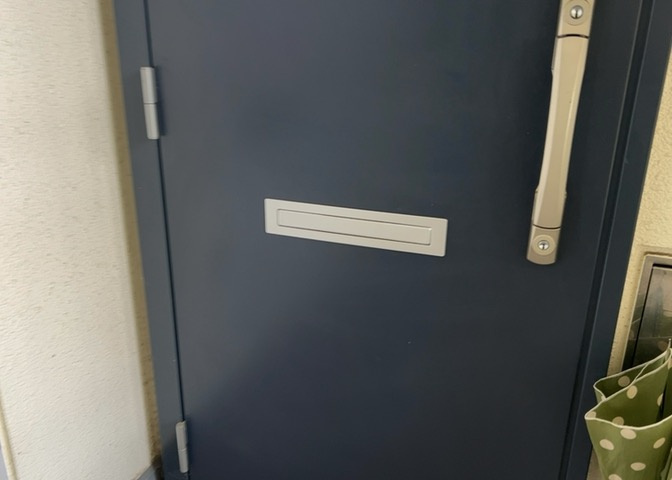 玄関は家の顔でもあり、家族以外の目にも止まる場所です。玄関は外との間を仕切る扉、靴などをしまっておく収納スペース、靴脱ぎのたたきスペース、来客とのやり取りをするドアホンなど複数のアイテムからなります。