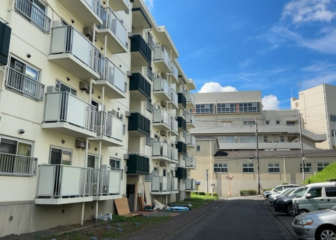 外観はマンション管理がされているかの目安になります。築年数が古いと、壁面は劣化してひび割れが生じることも！建物が古びていても細かいところが修繕されていると、きちんと管理されているなぁと感じるでしょう。