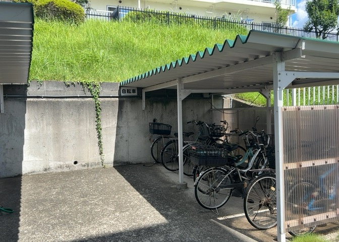 車一台あたりに必要なスペースは、標準サイズの普通自動車で横幅2m50cm、長さ5mは必要になります。ただし、乗降のことも考慮して横幅3m30cm、長さ5m50cmほどは確保できるところを選びましょう。