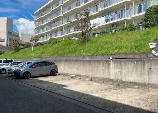 駐車場と明記されていても、最小スペースでつくられた駐車場だと大型車は駐車できなかったり、出入りしにくくなったりする可能性があります。お車のサイズと購入したい物件の駐車場のサイズを現地で確認しましょう。
