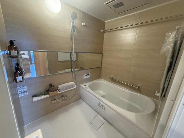 半身浴にぴったりなベンチタイプの浴槽です。手すりもついています
