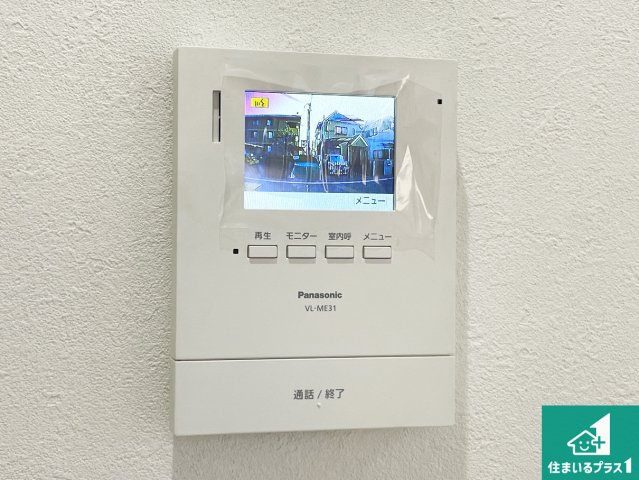 カラーモニターインターホン！声だけでなく来訪者の姿や顔がモニターで確認できるので、小さなお子様がいらっしゃるご家庭でも安心できます！