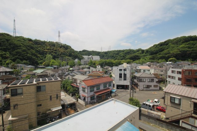 前の空間が広く開放的！くりはま花の国を擁する豊かな緑が広がる景色を楽しめますよ