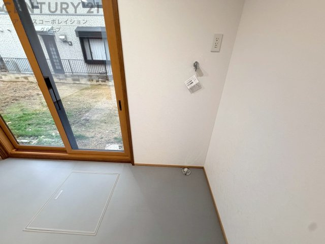 洗濯物の仕分け作業がしやすく、整理整頓が容易になります。洗濯音や湿気を他の部屋に持ち込まず、生活環境を快適に保ちます。上部を活用すれば収納スペースを確保でき洗剤や洗濯用品の整理もしやすくなります。