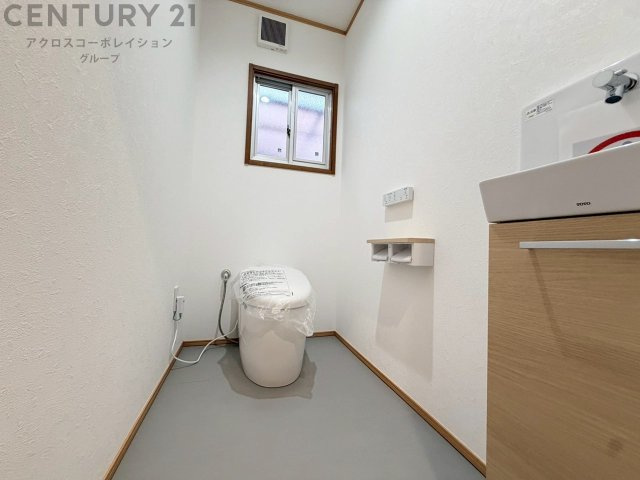 温水洗浄便座付トイレは温水洗浄機能により、暖かい水でおしりを洗浄することができ、冷たい水を使う従来の便座に比べ、温水洗浄機能で暖かいトイレを提供し、快適な使用を可能にします。