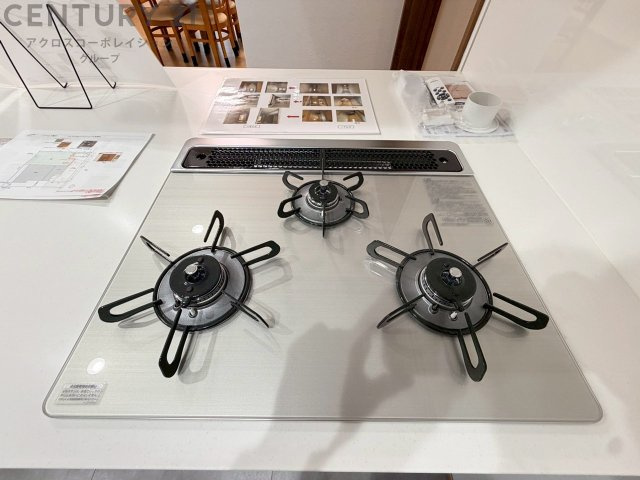多数の調理器具を同時に使用でき、料理の効率化が可能。省エネで節約になり、様々な料理スタイルに適応できます。また、火力調整が独立しており、手入れや掃除もしやすく、今よりもっとお料理が楽しくなるかも。