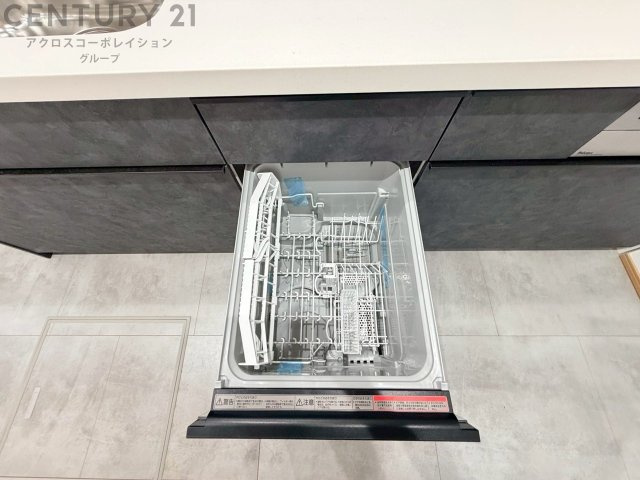 食器洗浄乾燥機は手洗いに比べて時間や労力を節約できます。また、高温のお湯で洗浄されるため、雑菌や細菌を殺菌する効果もあります。さらに、乾燥機能があるため、手で拭く手間も省け衛生的に保管できます。
