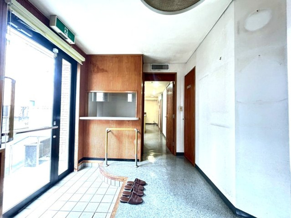 【練馬区西大泉4丁目 診療所付住居 西武池袋線 大泉学園の玄関】