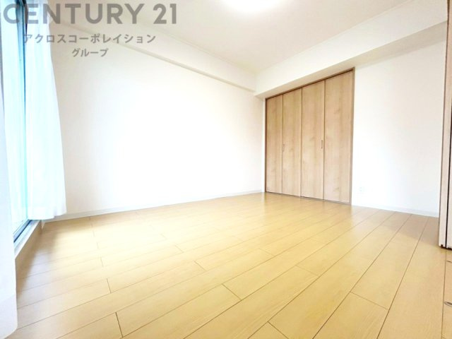 明るい色合いのフローリングとクロスを使用した洋室は家具やインテリアとも調和しやすく空間が広く感じられ開放感を生み出します。自然光を効果的に反射し、室内を明るく保つため、日中の照明使用を抑えられます。
