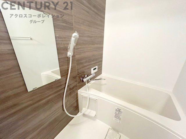 ユニットバスは省スペースでありながら、シンプルな設計と使いやすさを備え、簡便なメンテナンスが可能です。またミラー・小物置き場もあり便利です。