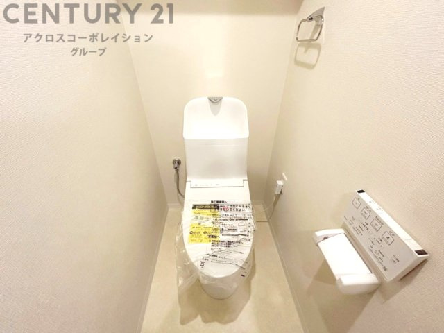 温水洗浄便座付トイレは温水洗浄機能により、暖かい水でおしりを洗浄することができ、冷たい水を使う従来の便座に比べ、温水洗浄機能で暖かいトイレを提供し、快適な使用を可能にします。