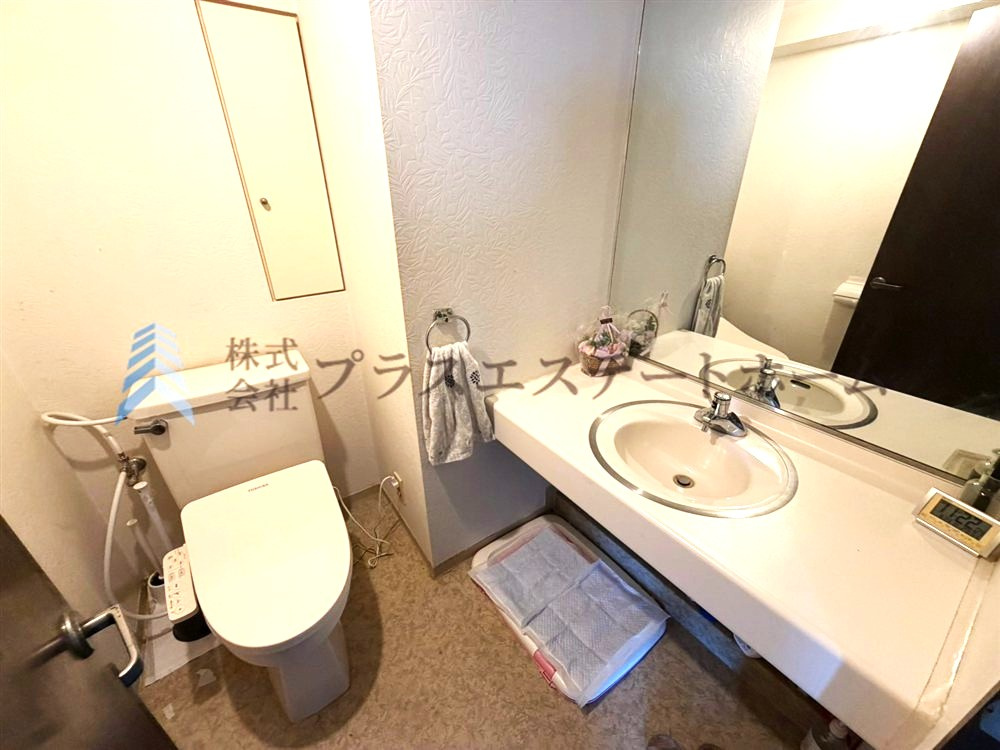 洗面カウンター付きでゆとりの広さのトイレです♪