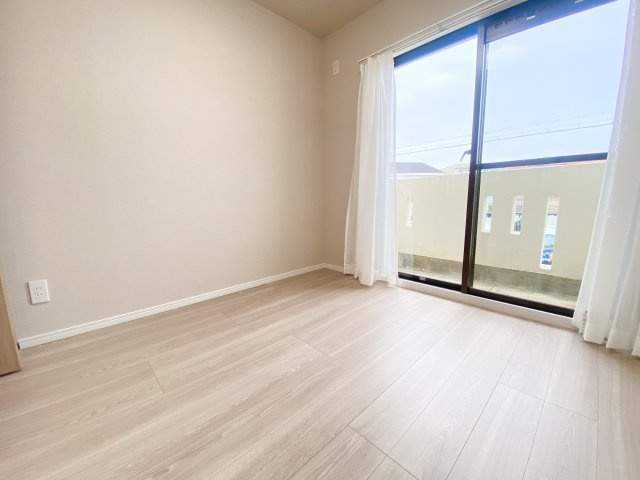 2階北側洋室、各お部屋にバルコニーが付いており、お子様部屋や寝室など様々な用途で利用していただけますよ♪