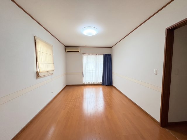 ゆとりある室内は、主寝室としてダブルベッドや収納家具を配置しても余裕を持ってお使いいただけます。窓から自然光が入り、明るく落ち着いた雰囲気。ご夫婦でゆったりと過ごせるプライベート空間におすすめの一室。