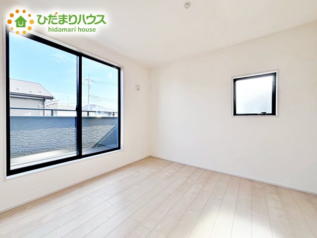 バルコニーに面している居室なので、自然と光が差し込みます。