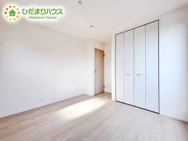 お子様の成長に合わせて、自由に模様替えできるように考えた、シンプルな洋室。