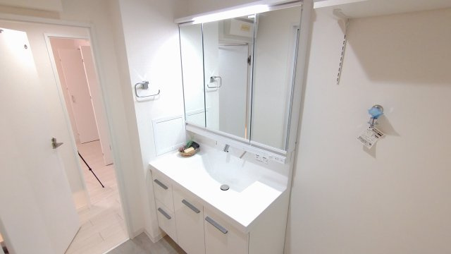洗面台は三面鏡となっていて裏側には小物がしまえる収納つきとなっていますのでスッキリ使えます