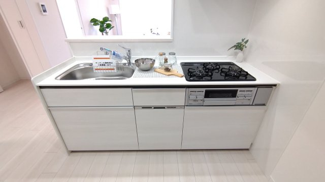 収納豊富なキッチン　かさばるお鍋やお皿など収納できるのでいつでも作業スペースを広々ととることができます