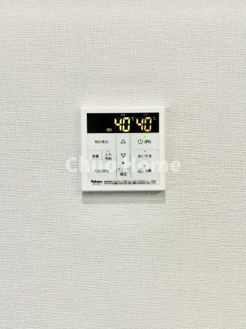 【給湯リモコン】外での一日を忘れさせてくれるオートバス機能でお好みの湯量・温度に調整された浴槽。
