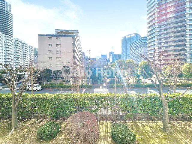 手を伸ばせば、ふれることが出来そうな環境が、そのままインテリアになったような印象です。その豊かな眺望にふさわしい空間には、通風・採光にも優れ、心地よい光と風があふれています