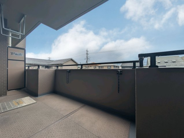 【Balcony】◆バルコニー◆日当たりの良いバルコニーは、洗濯物がよく乾くだけでなく、外の空気を感じながらひと息つける場所。暮らしに心地よい余白をもたらします。