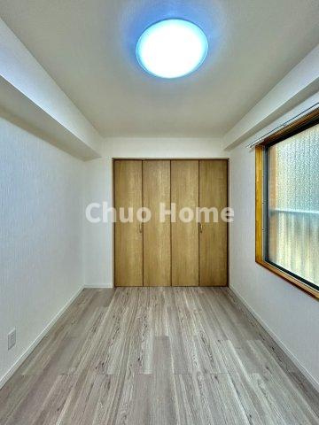 【寝室】心と体をゆったりと安らげる主寝室。寝室のゆとりが大きい分だけ、暮らしの安らぎは深まります。一日の疲れを癒すだけでなく、ご夫婦の親密な語らいを紡ぎ出します