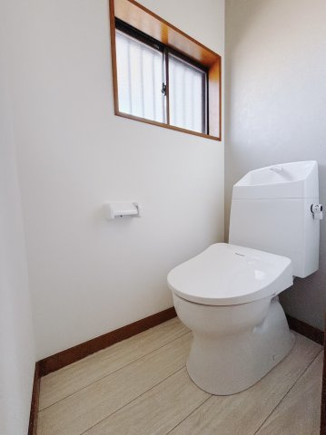 ■トイレ｜白を基調としたトイレになってます♪窓付きなので常に綺麗を保てます♪
