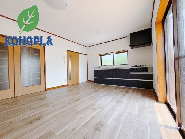 ■リビング｜木製で懐かしさのある家具やアンティーク調の小物に囲まれてレコードを流したり小説を読んだり…そんな心ときめく暮らしをしませんか？