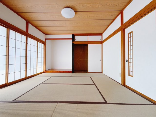 ■1階和室｜意外と場所をとるアイロンがけや、お洗濯物を畳むときにも広々と使うことができ、ちょっと一休みしたいとき、すぐに横になれるのも魅力です♪