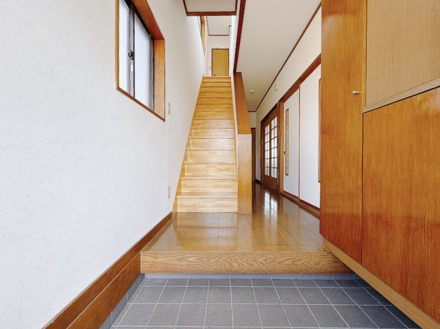 ■玄関｜毎日の「いってらっしゃい」や「お帰りなさい」を大切なご家族と過ごす玄関は〈使いやすさ〉を追求しております。玄関横の物入は急な来客時でもさっとお片付けできるスペースを確保しています。