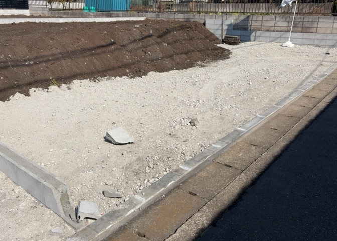 土地の形が極端に長細かったり、狭小地、あるいは道路との高低差がある傾斜地だった場合、後々売ろうとしても買い手がつかない場合もあります。後々、売却することになった時に価値の下がらない土地を選びましょう。
