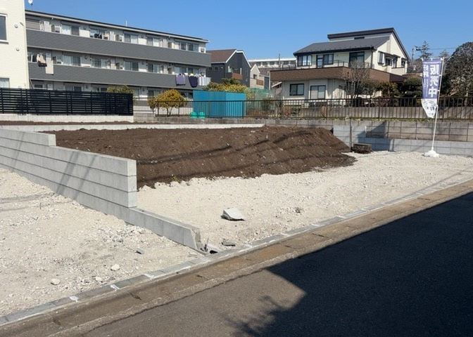 土地の面積＝住宅面積ではありません。建ぺい率の問題などで、土地のある場所によって住宅を建てられる面積は限られています。高さもしかり、「土地」という言葉の中には、建築条件も含まれると考えておきましょう。