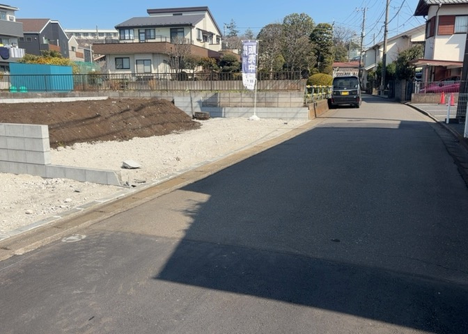 家を建てる場合、方位は要チェックです。現実的に日当たりのよい家ならばリビングは南側、建築基準法でも北側に当たる家への配慮は求められています。土地を見学に行く際は、方位磁針を持って行くようにしましょう。