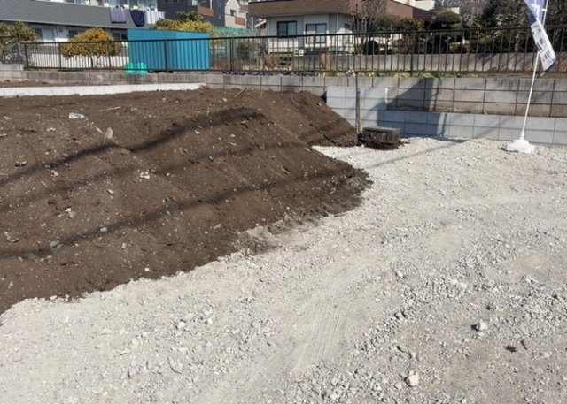 土地を買う際、住む地域の自治体や福祉の補助制度にも注目してみましょう。子供や老人の医療補助やゴミ出しのルールなど、自治体によってルールに大きな違いがあるため、暮らしやすい土地で判断するとよいでしょう。