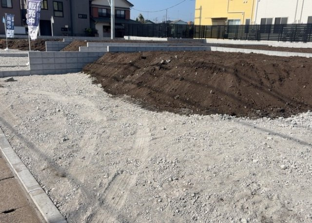 土地の前の道路に消火栓が設置されていることがあります。この場合、道路交通法第45条第1項により、駐車禁止の場所が指定されています。そのため、車庫などの駐車スペースをつくることができない場合があります。