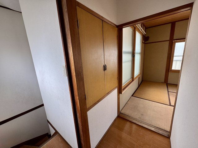 廊下に設けられた収納は、掃除用具や日用品のストック置き場として重宝します。居室とは別動線のため、必要な物をさっと取り出せるのがポイント。家全体の整理整頓がしやすくなる、あると嬉しい収納です。
