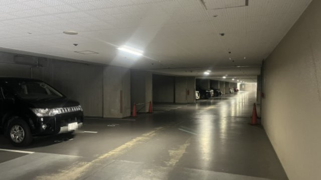 雨や直射日光の影響を受けにくい屋内駐車場です。場内には照明が設置され、区画や通路も確認しやすい造り。建物内に駐車できるため、天候の悪い日にも乗り降りしやすく、大切な車を保管しやすい環境が整っています。