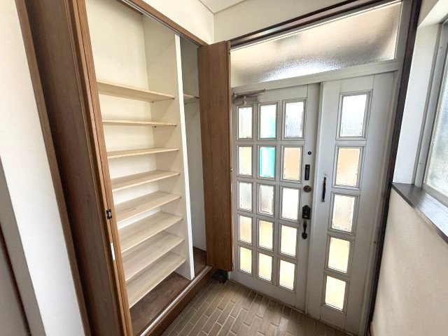 玄関にも自然光が差し込みます♪毎日の「いってきます」が明るい空間に！