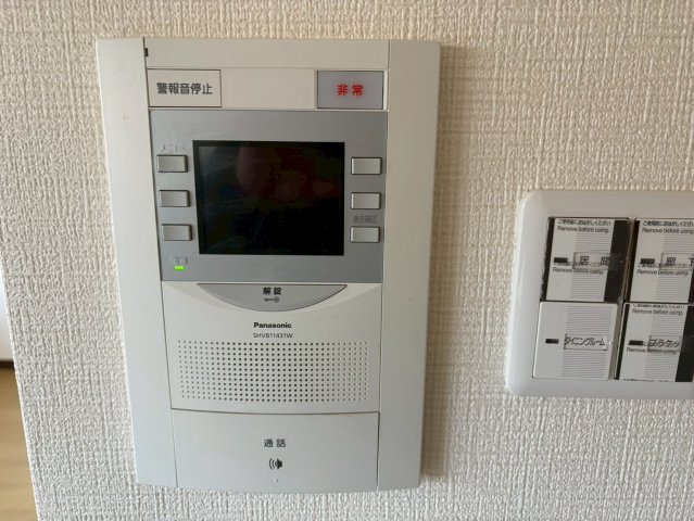 来訪者を室内から確認できるモニター付きインターホンを設置しています。防犯面に配慮されており、留守時や夜間も安心感があります。