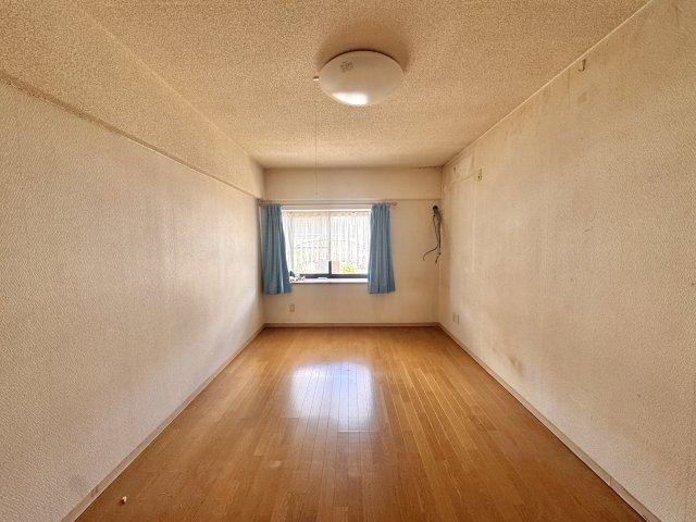 2階　約9帖の洋室です。