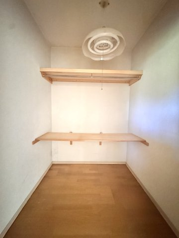 2階　洋室にある収納スペースです。棚が備え付けてありますので、整理整頓しやすいですね☆