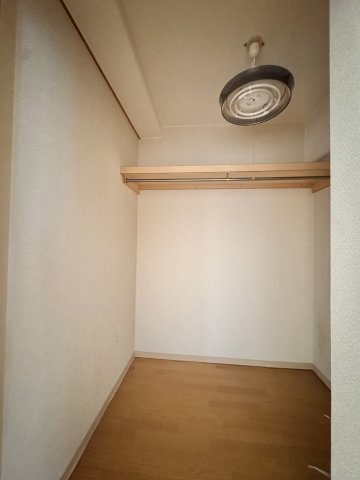 2階　洋室にある収納スペースです。沢山の物が収納できそうですよ♪
