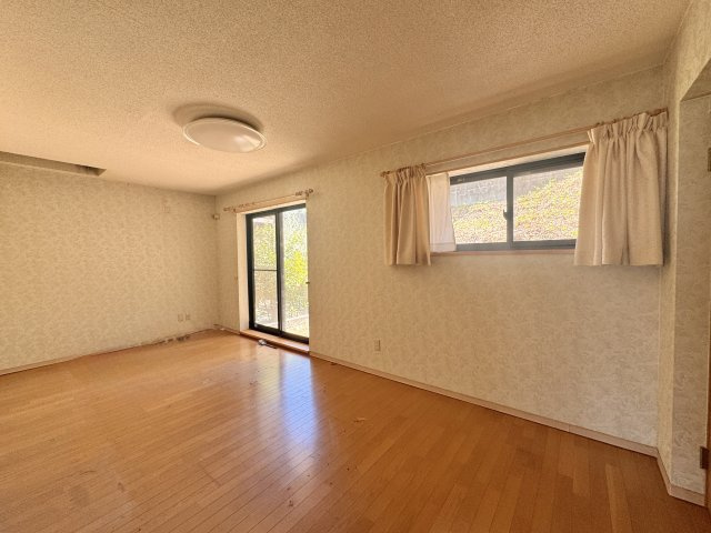 2階　約11帖の洋室は明るく、窓も沢山あり気持ちの良い風が通り抜けます。