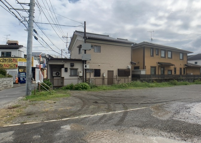土地の面積＝住宅面積ではありません。建ぺい率の問題などで、土地のある場所によって住宅を建てられる面積は限られています。高さもしかり、「土地」という言葉の中には、建築条件も含まれると考えておきましょう。