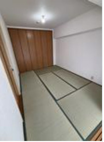 約6帖の和室です。リビングに隣接しており、一体利用も可能です。子どもの遊び場、お昼寝スペース、家族のくつろぎ空間にも。和室があると、暮らしの幅がぐんと広がる。