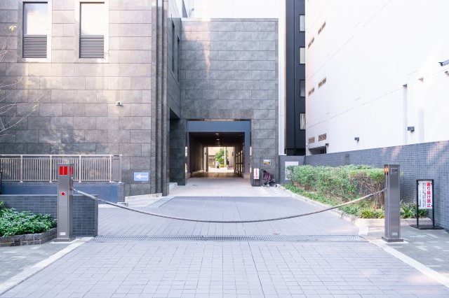 【敷地内駐車場】パーキング出入口です！しっかりとしたセキュリティで安心です。