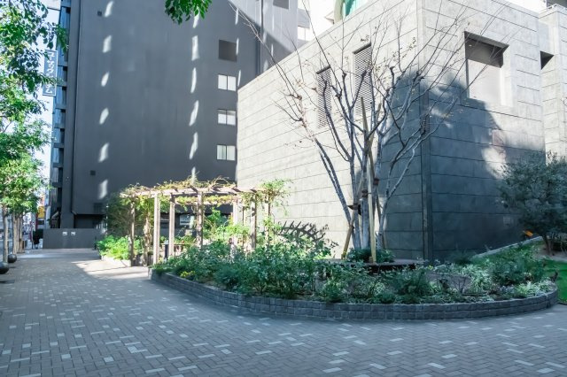【ローズガーデン】敷地南側にある、バラが咲き香る庭。円形のベンチや、パーゴラもございます！