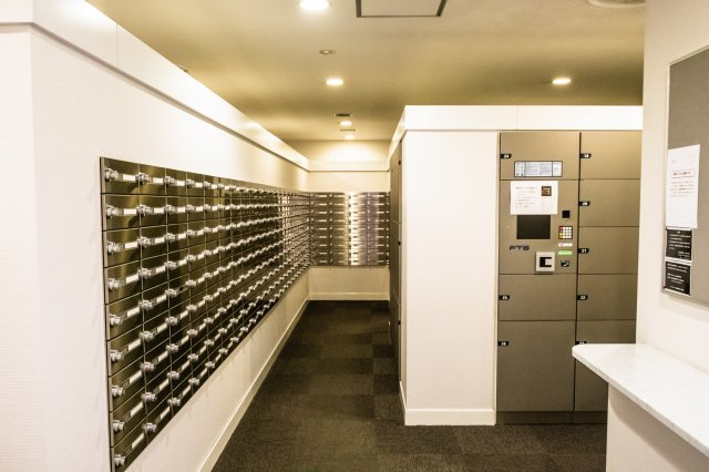 【メールコーナー】シンプルで使い勝手の良い郵便受けです！宅配ボックスもございます！