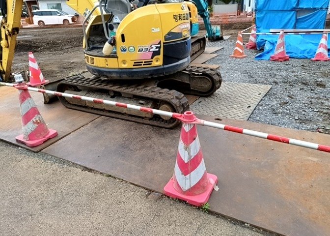 土地の前の道路に消火栓が設置されていることがあります。この場合、道路交通法第45条第1項により、駐車禁止の場所が指定されています。そのため、車庫などの駐車スペースをつくることができない場合があります。